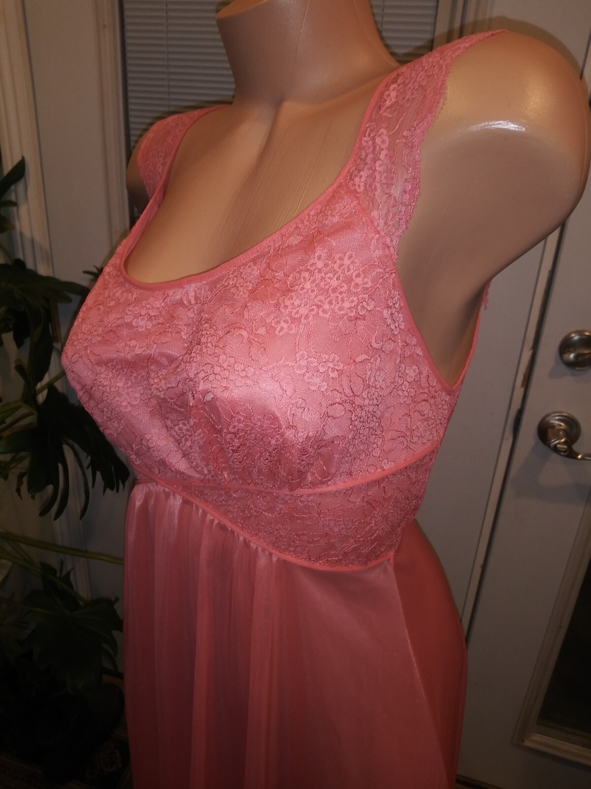 VTG SILKY FROSTED SHINE SHEER CHANTILLY LACE GOWN DRESS NIGHTGOWN 36&Prime; S