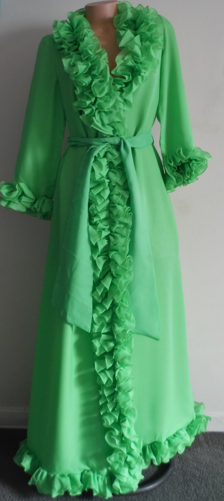 STUNNING & GORGEOUS!! RARE VTG Maxi Robe Wrap Gown 50s/60s? LOTS of Ruffles! S/M