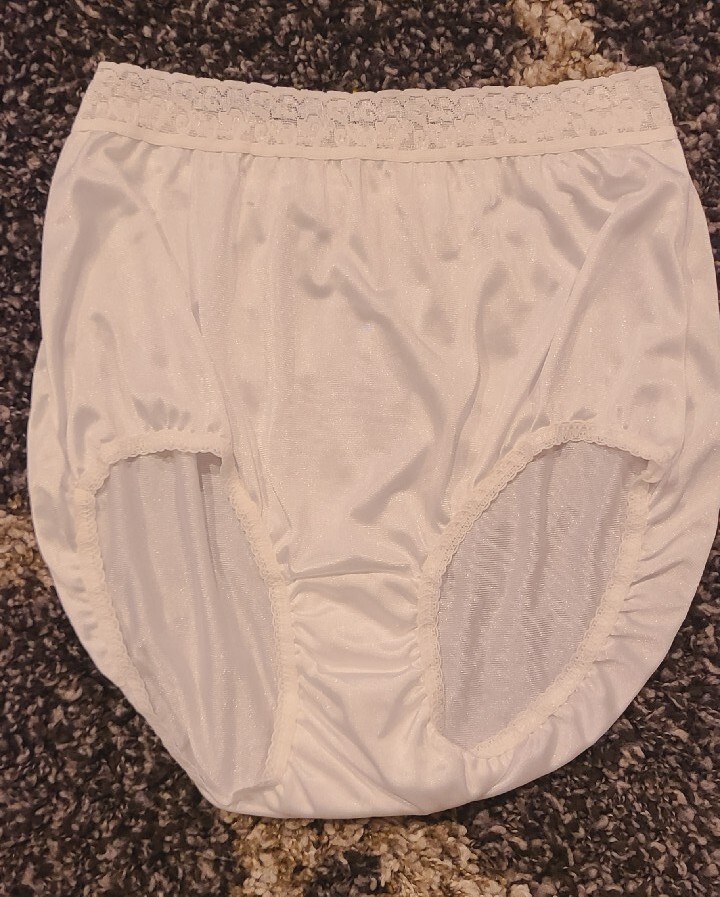 90&rsquo;s Vintage Hanes Her Way 100% nylon panties w/tags size 5-10 Wide Lace