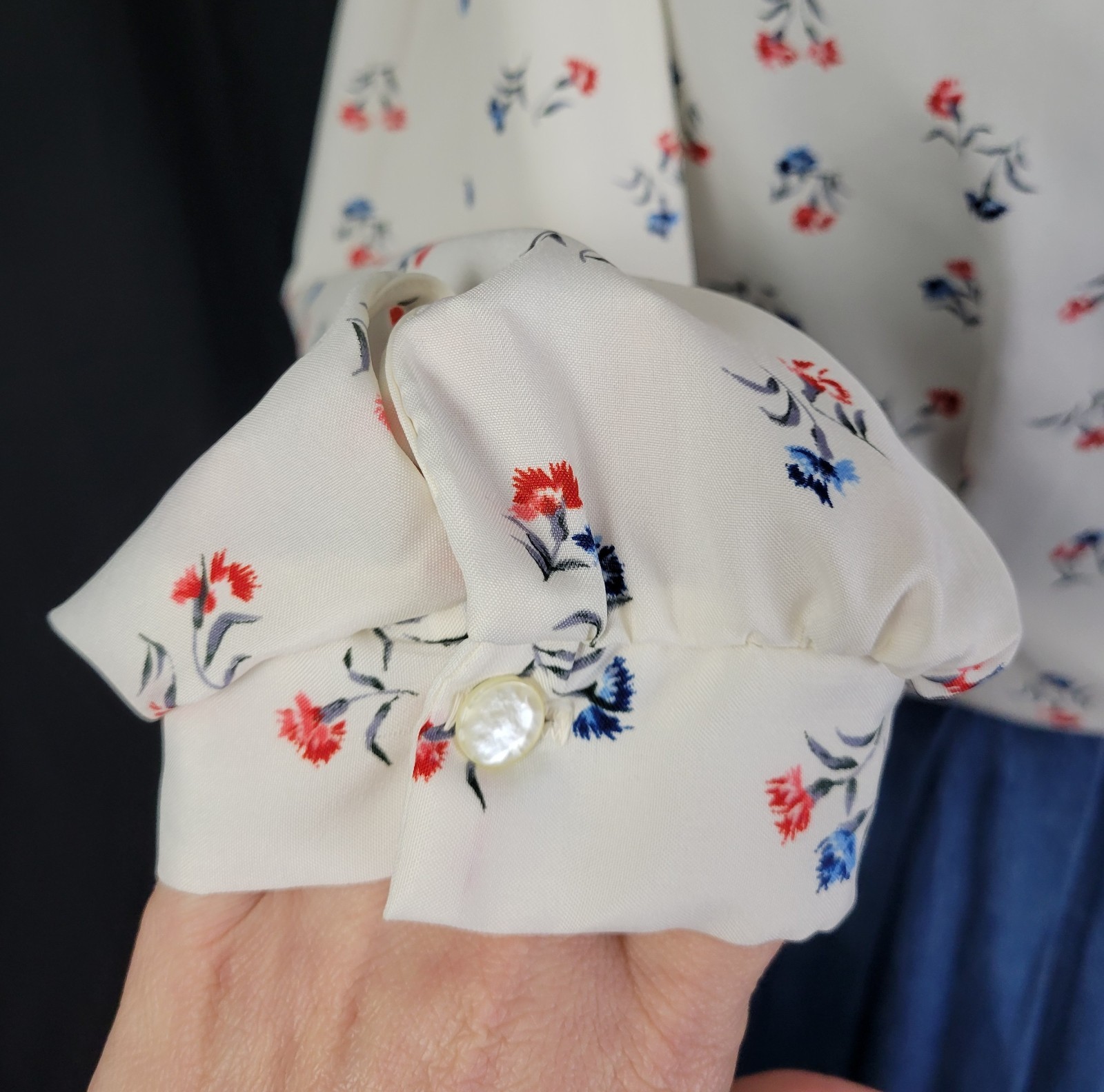 Vintage Lady Holiday Cream Button Down Blouse w Blue & Red Florals Size M/L?