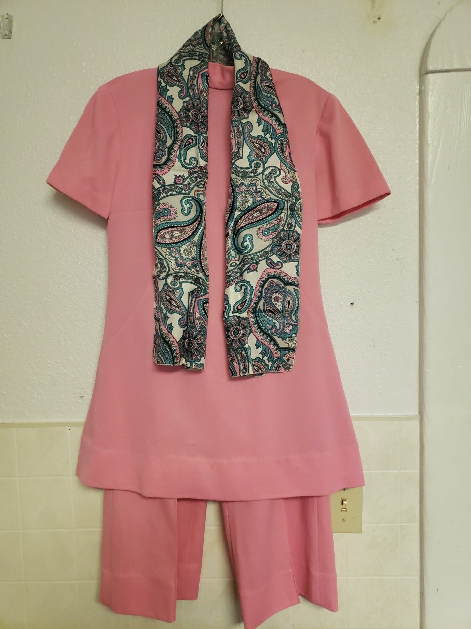 Vtg 60s 70s Mock Neck Mod GoGo Medium Set Long Top Capri Pant Bubble Gum Pink