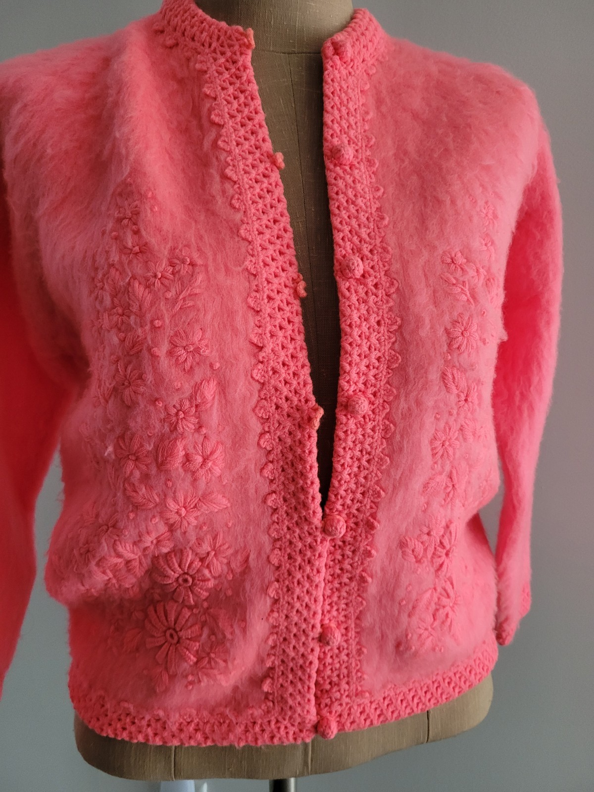 MOD Fluorescent Pink Full Fashioned Vintage 60s Embroidered Flower Cardigan M