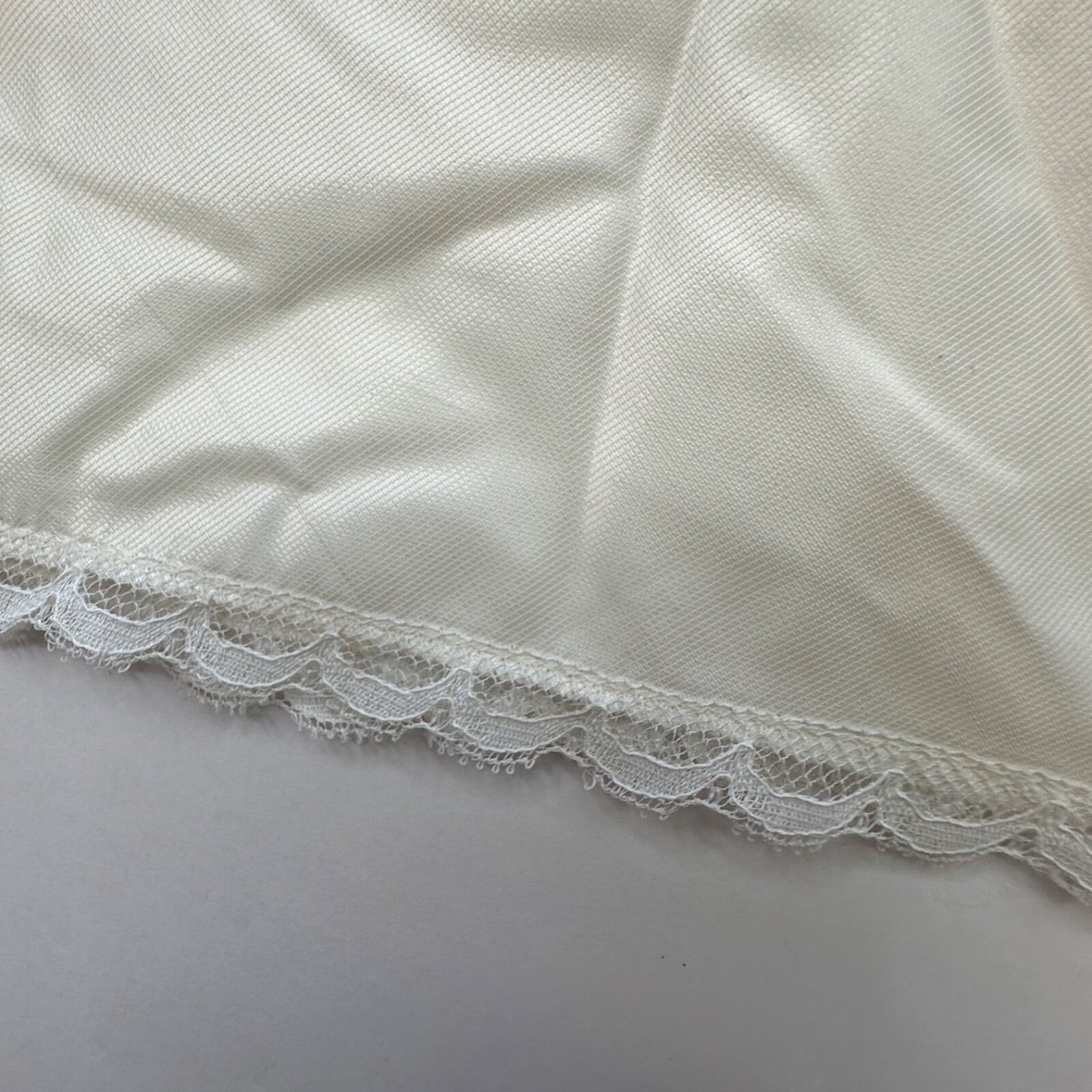 Pinehurst Womens Half Slip Size Small Made In USA Cream Nylon Lace Knee Length