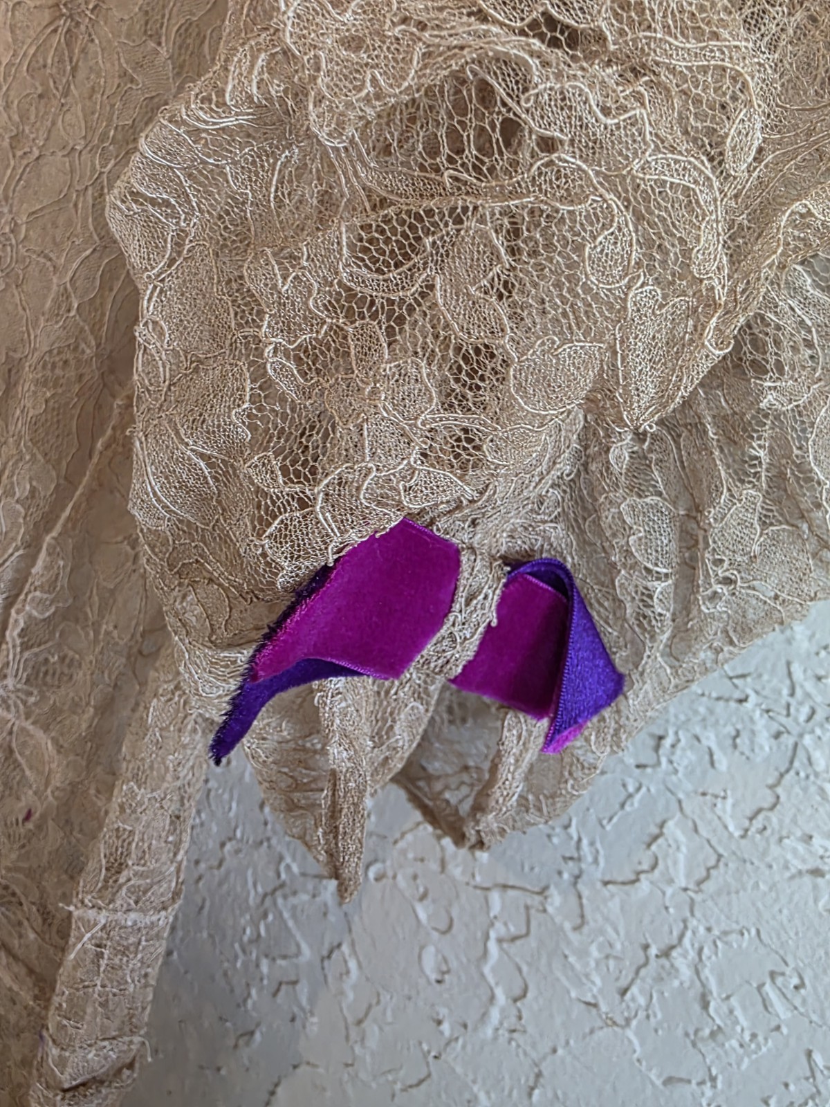 Vintage 1930s society lingerie peach/cream lace gown/negligee puff shoulders