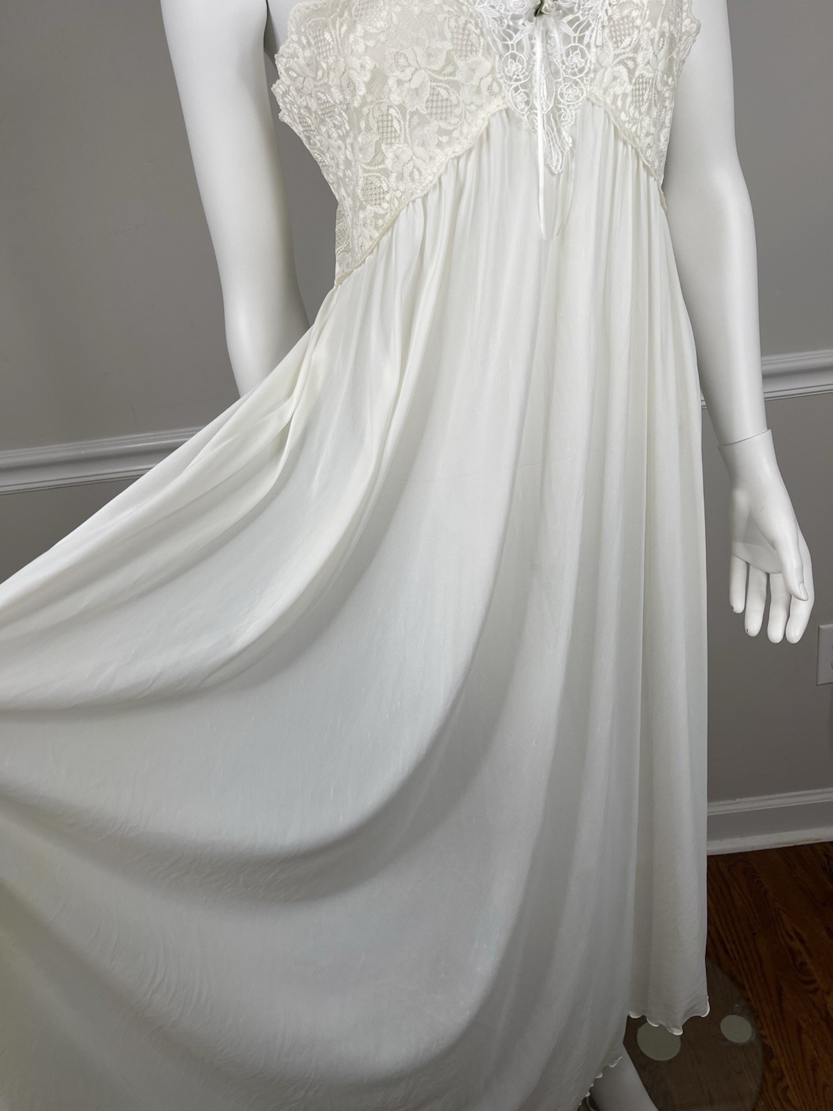 VTG Miss Elaine Intimates Romantic nightgown Lace Bodice Size 36” sexy Ivory