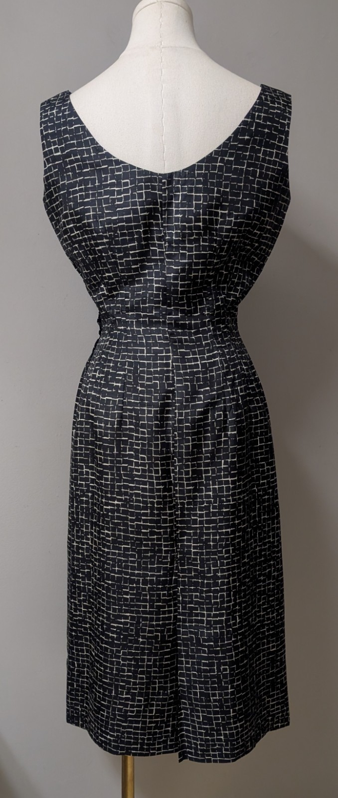 Vintage 50&rsquo;s Bombshell Geometric Pencil Wiggle Dress Metal Side Zip XS