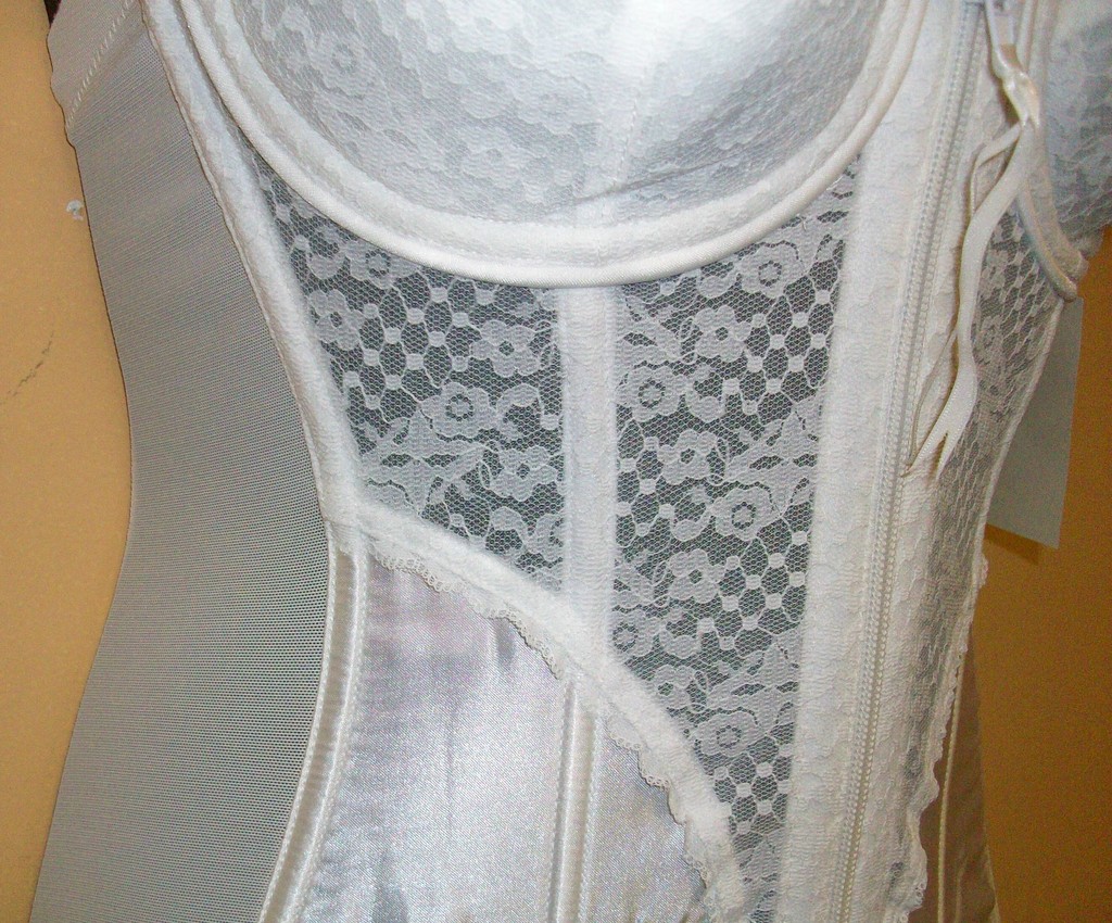 NWT Vintage Old Stock LADY MARLENE White CORSET W/ GARTER BELT SZ – 38 B