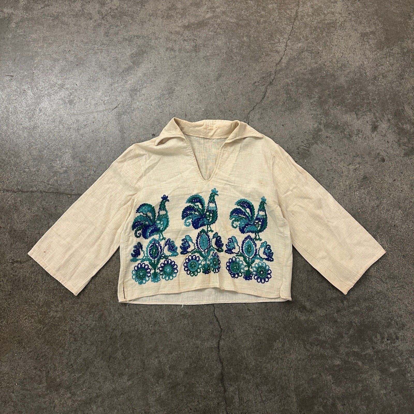 1970s Womens Feed Sack Embroidered Chicken Floral Cropped Dagger Collar Top S/M