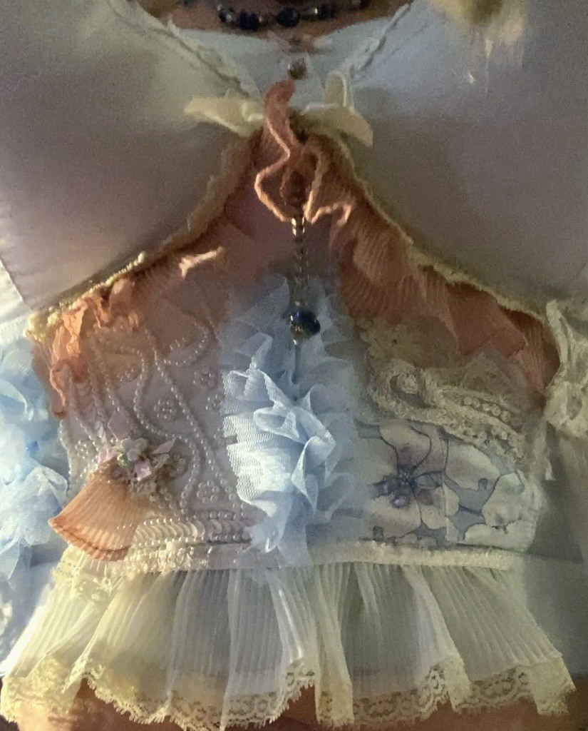VTG BuLLeT BrA DoLLcORe AvAnT RhInEsToNeS PlEaTs LAcE ChAIn PearLS 46 48 E NWT