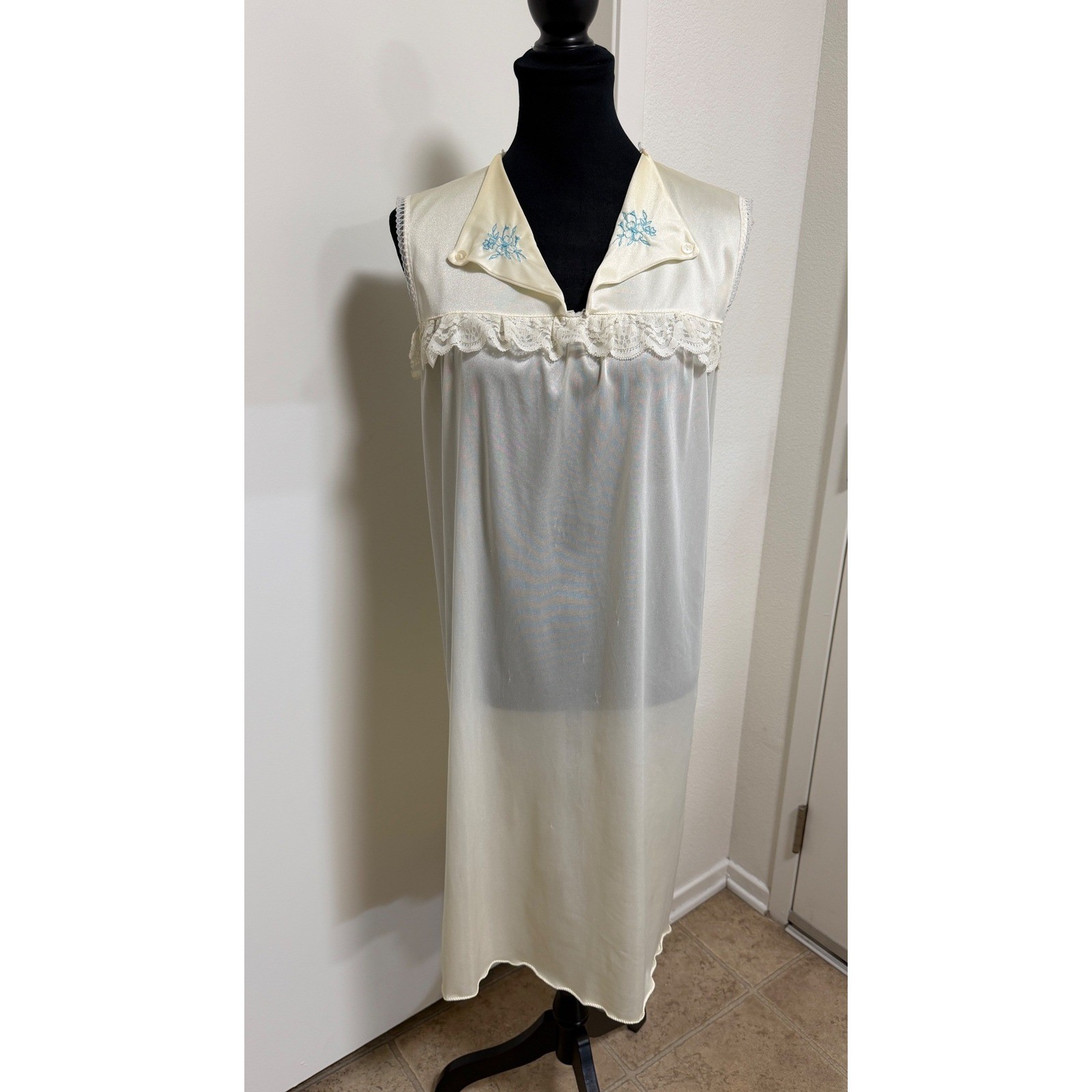 Vintage Alberti Cream Nylon Nightgown Blue Floral Embroidery Lace Trim Midi L