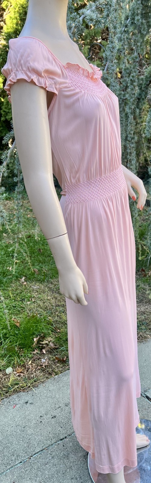 VINTAGE 1940&rsquo;s SEARS CHARMODE PEACH RAYON JERSEY SMOCKED NIGHTGOWN