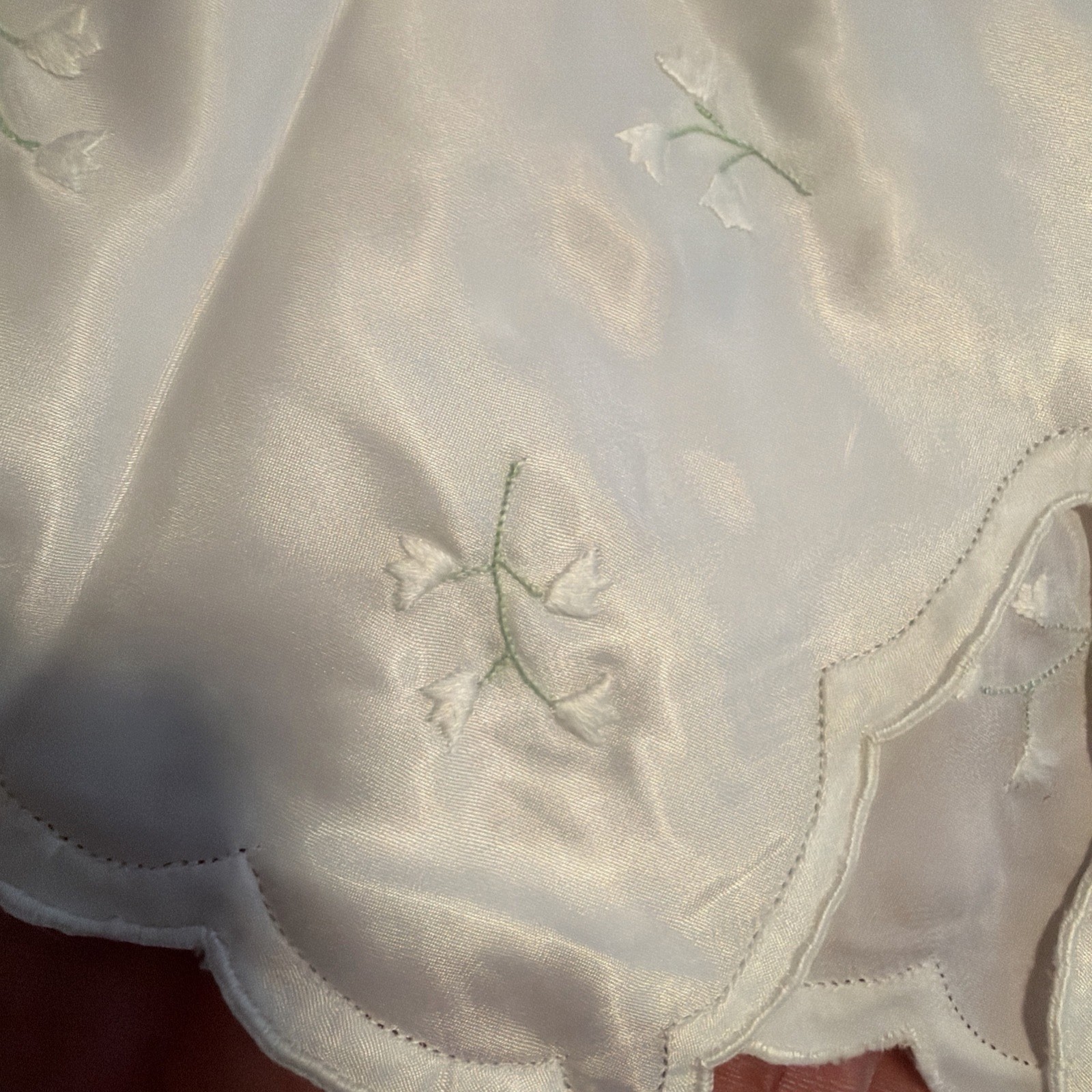 Vintage 60s Odette Barsa sz. LARGE Hand Embroidered Lily of the Valley Half Slip