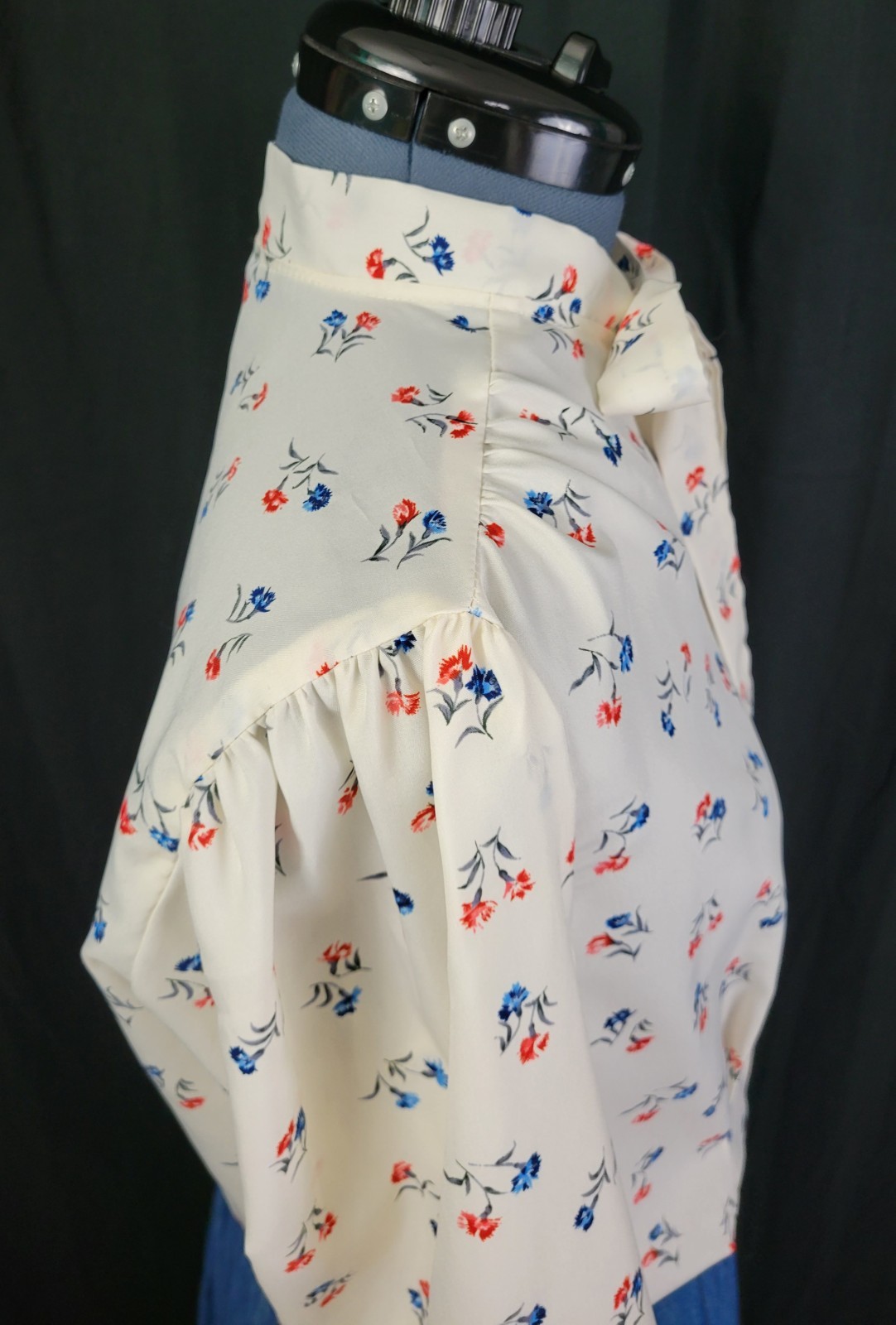 Vintage Lady Holiday Cream Button Down Blouse w Blue & Red Florals Size M/L?