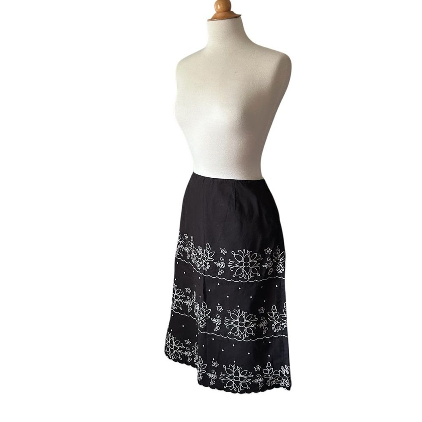Harold’s Black White Embroidered Midi Skirt – Size 8