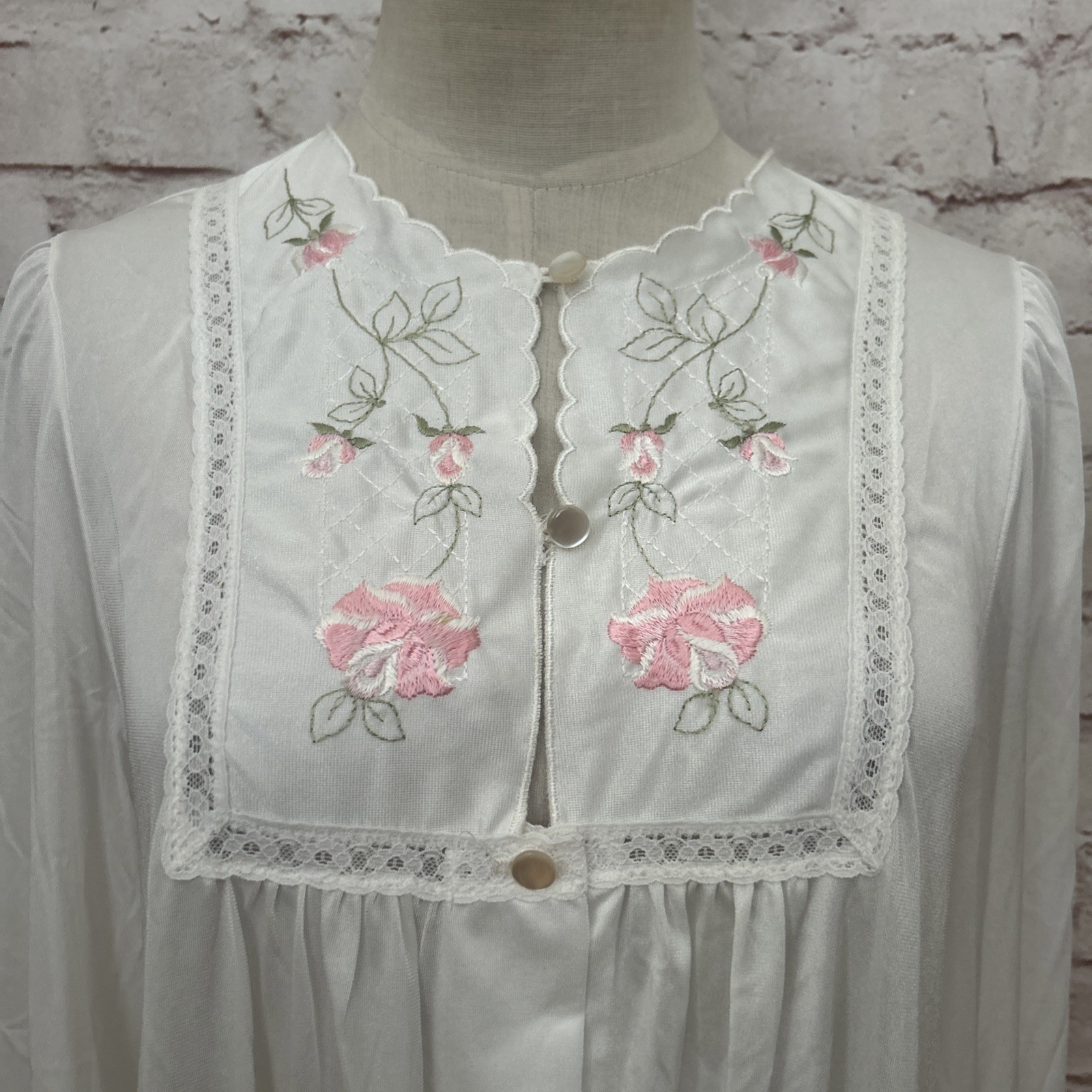 VTG Gilead White Nylon Full-Length Robe Embroidered Womens Petite Button Front