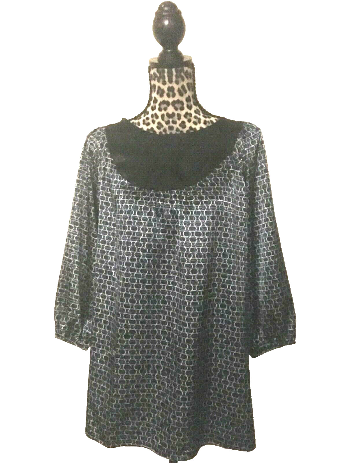 Vintage unbranded women blouse like silk armpit to armpit 20.5”length of top 29”
