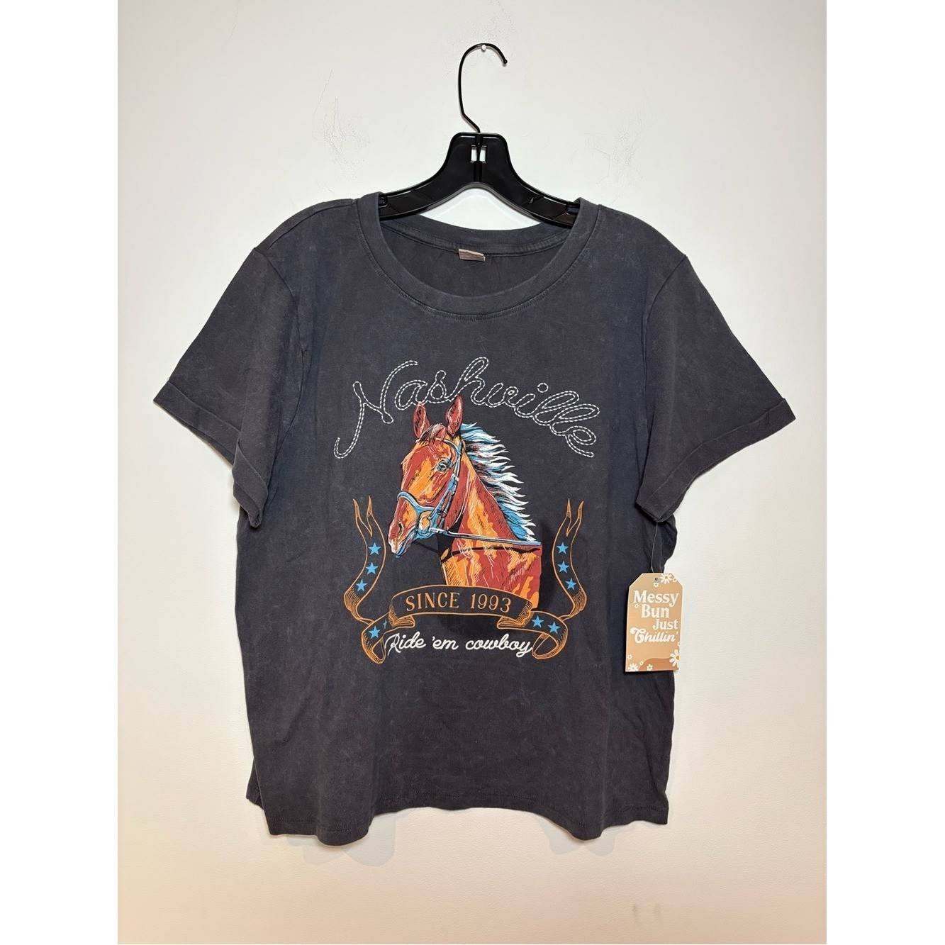 New MESSY BUN JUST CHILLIN&rsquo; Vintage-style Nashville Graphic Tee