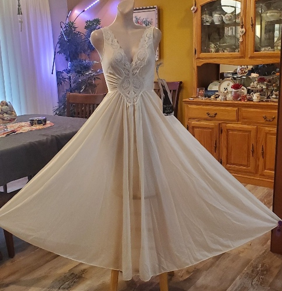 NWT! Vintage OLGA Bridal Ivory FULL SWEEP Formfit Nightgown w/Lace, Sz. S/M