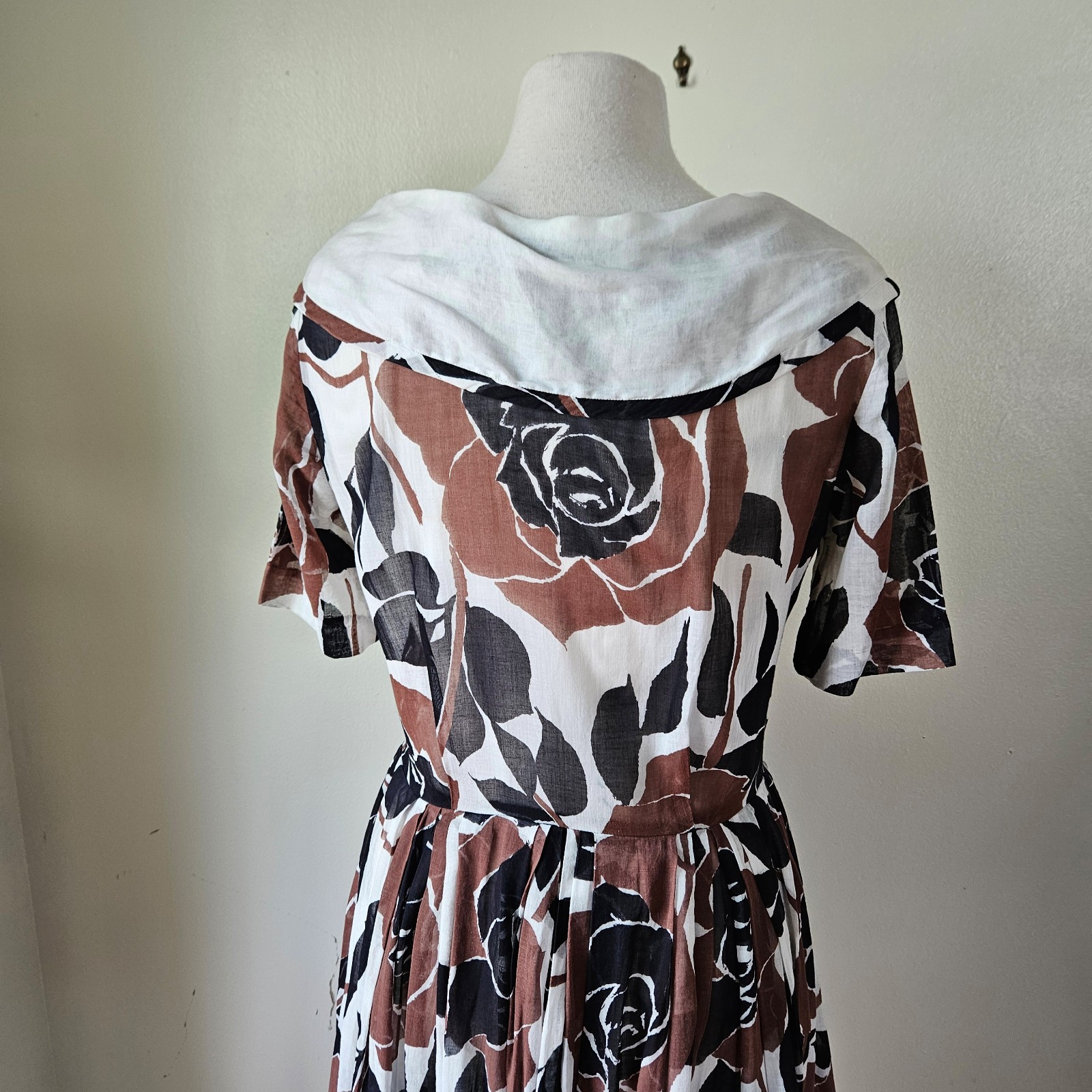 L&rsquo;Aiglon Vintage 50s 60s Lightweight Cotton Brown Black Floral Day Dress L