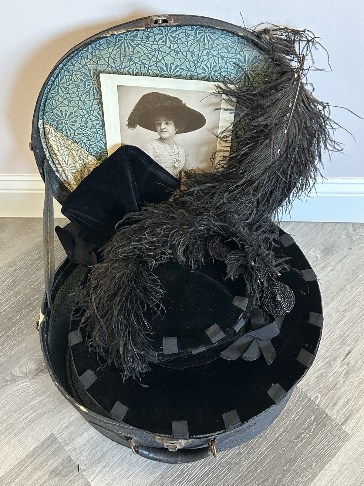 Antique Ostrich Feather Edwardian Ladies Hat 1900s W/Case Velvet Ribbon Plume