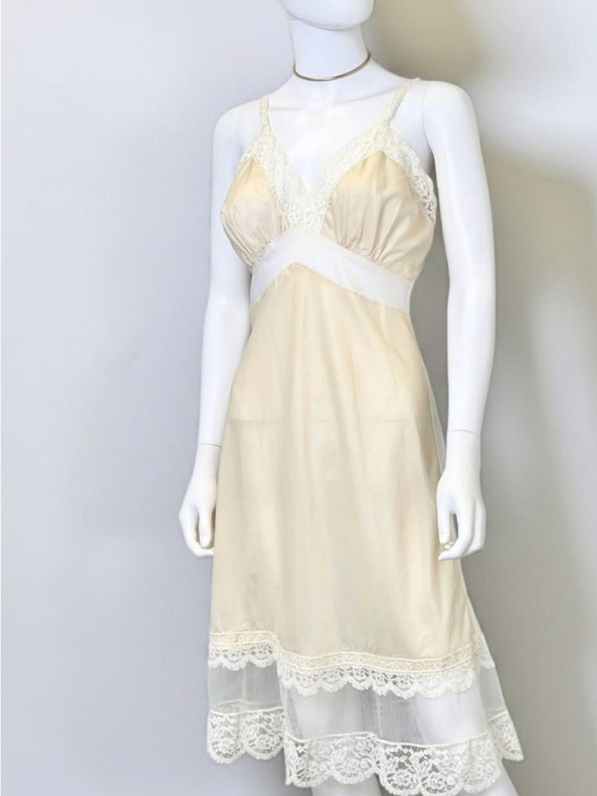 Vintage 1950’s Peach and Ivory Lace Full Slip Accordion Bottom Size Medium Rare