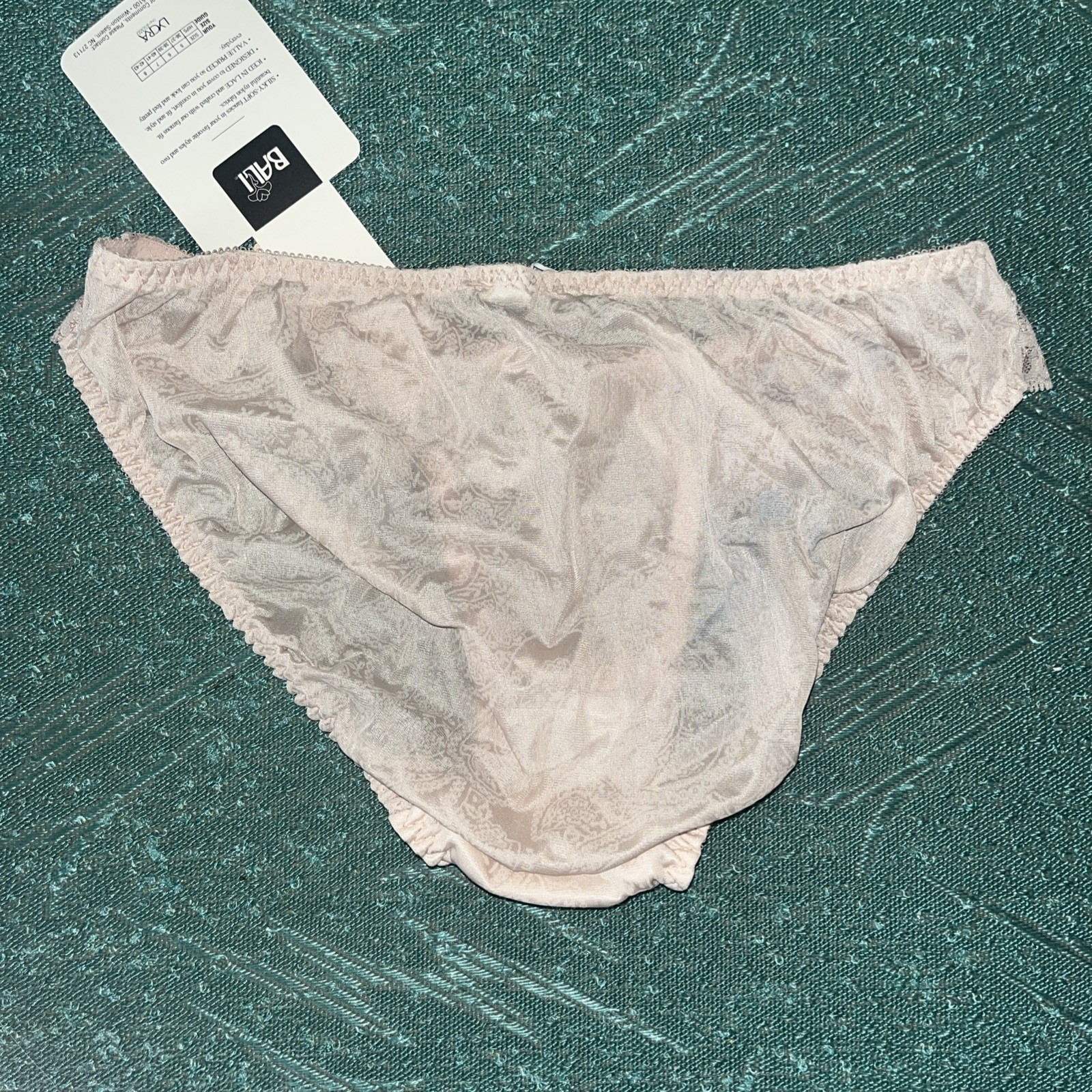 NWT VTG Bali Panties Sz 6 Pretty Everyday Second Skin Chantilly Lace Nude Bikini