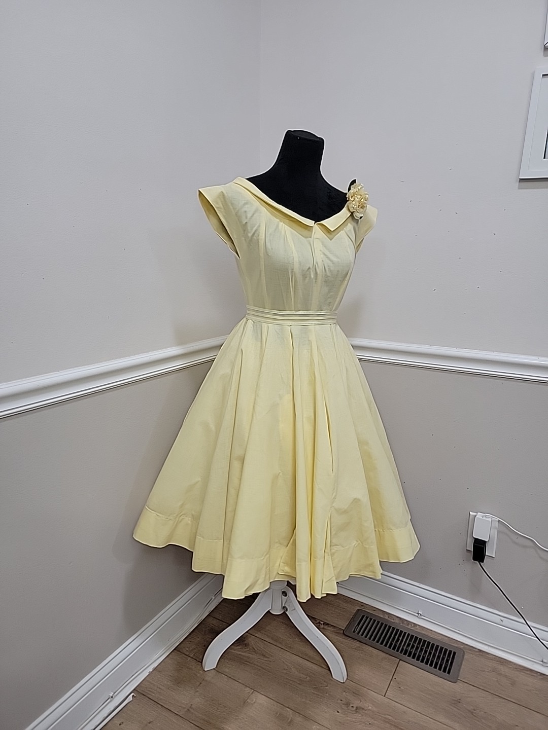 Vintage&rsquo;50s Mid Century Yellow Cotton Dress Fit Flare Full Skirt Garden Party