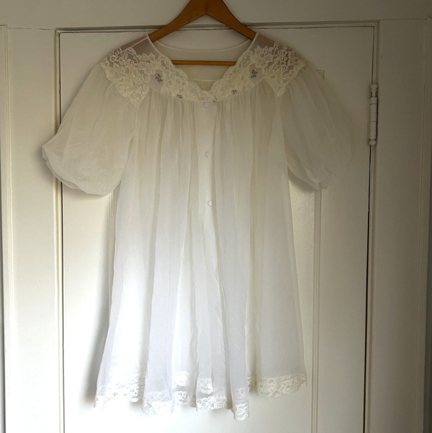 Vintage Women&rsquo;s Baby Doll Robe Rosettes Lace Trim & Short Sleeve Sheer