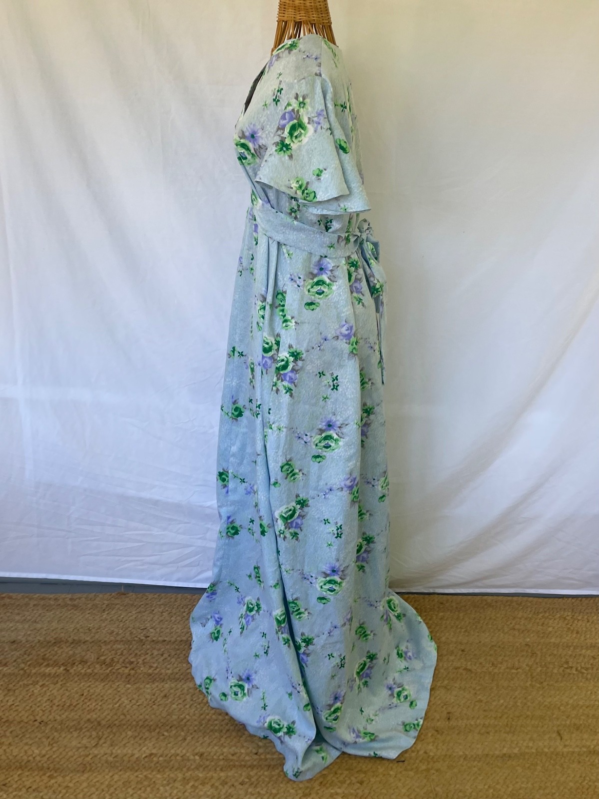 Lovely flowing vintage 70s floral maxi tea dress