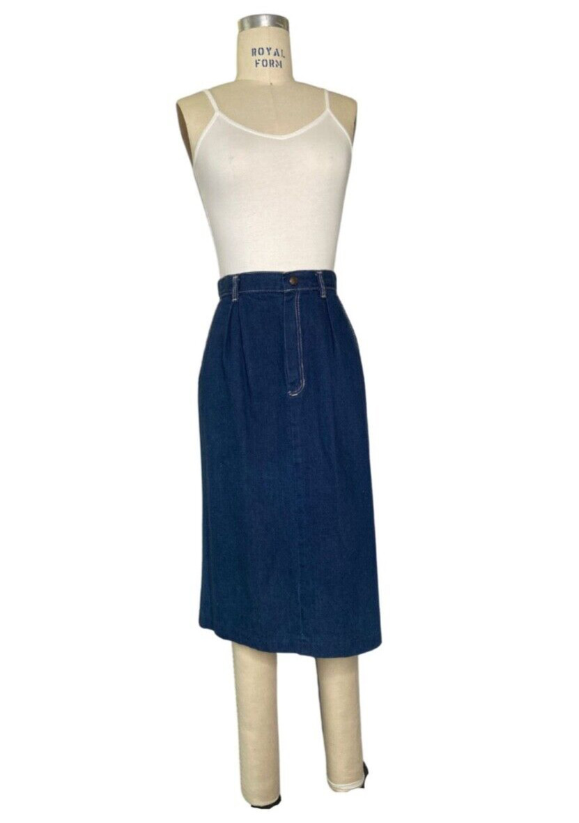 Classic preppy 1970s Separate Pieces brand denim skirt. Vintage size 8 waist 27