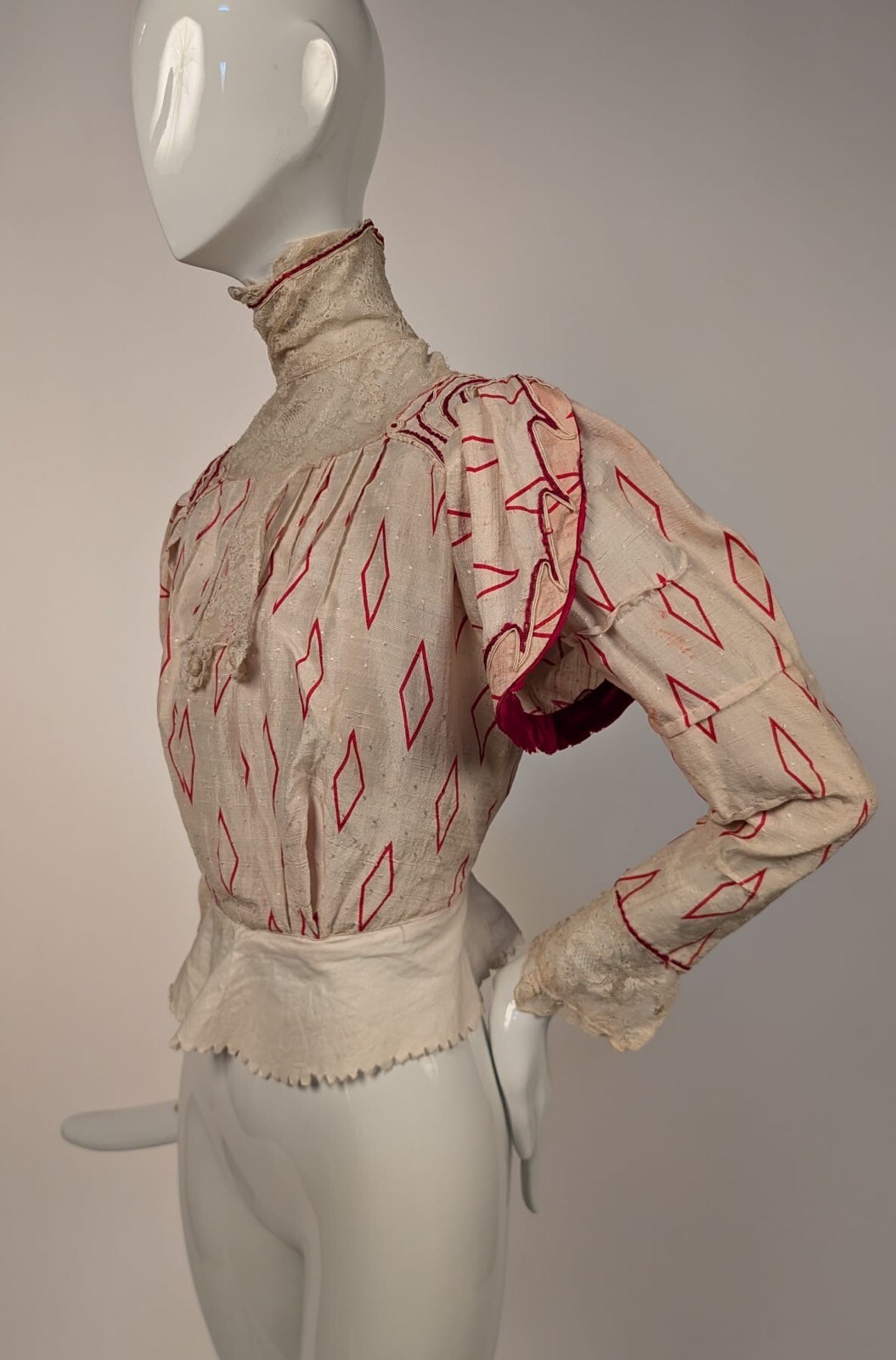 EDWARDIAN RED DIAMOND PRINT SILK SHANTUNG BODICE W HIGH LACE COLLAR