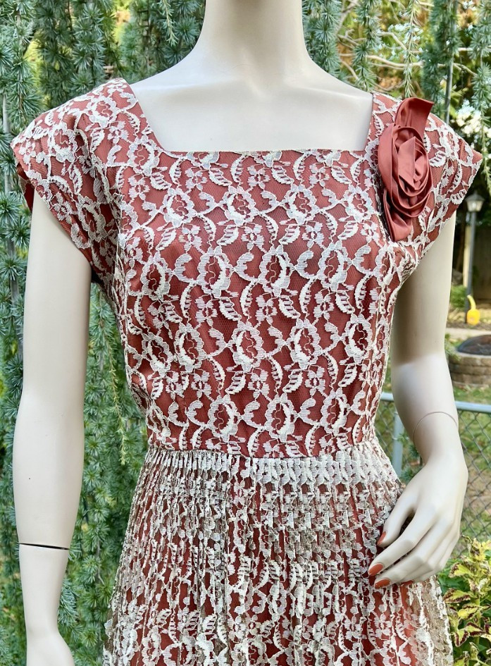 VINTAGE 1950&rsquo;s COPPER BROWN RAYON & ECRU LACE DRESS
