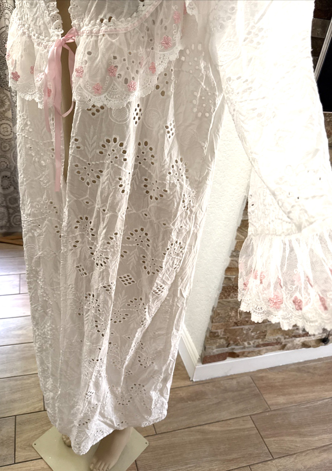 Vintage Eyelet White Ruffled Robe with Pink Ribbon Bell Cuffs Stunning Sz XL bt
