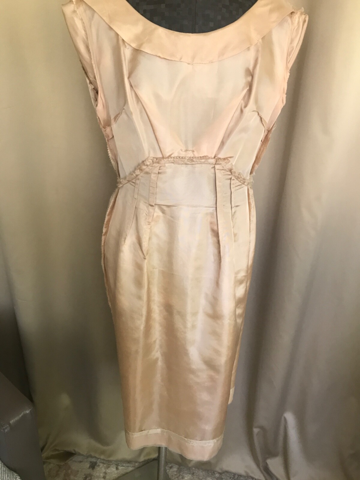 Vintage « Union » made with silk & taffeta flowerly embroidered ivory/peach dress