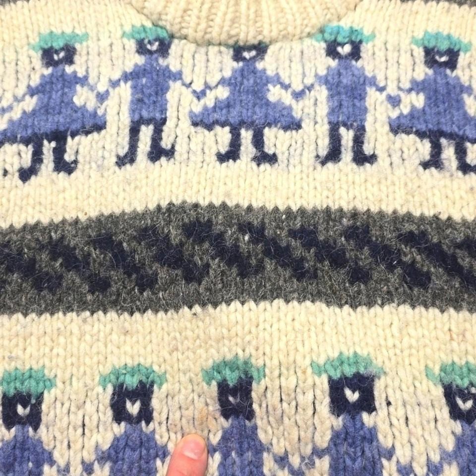 Vintage Ecuador Hand Knit 100% Wool Sweater Cream Blue People Pattern Novelty