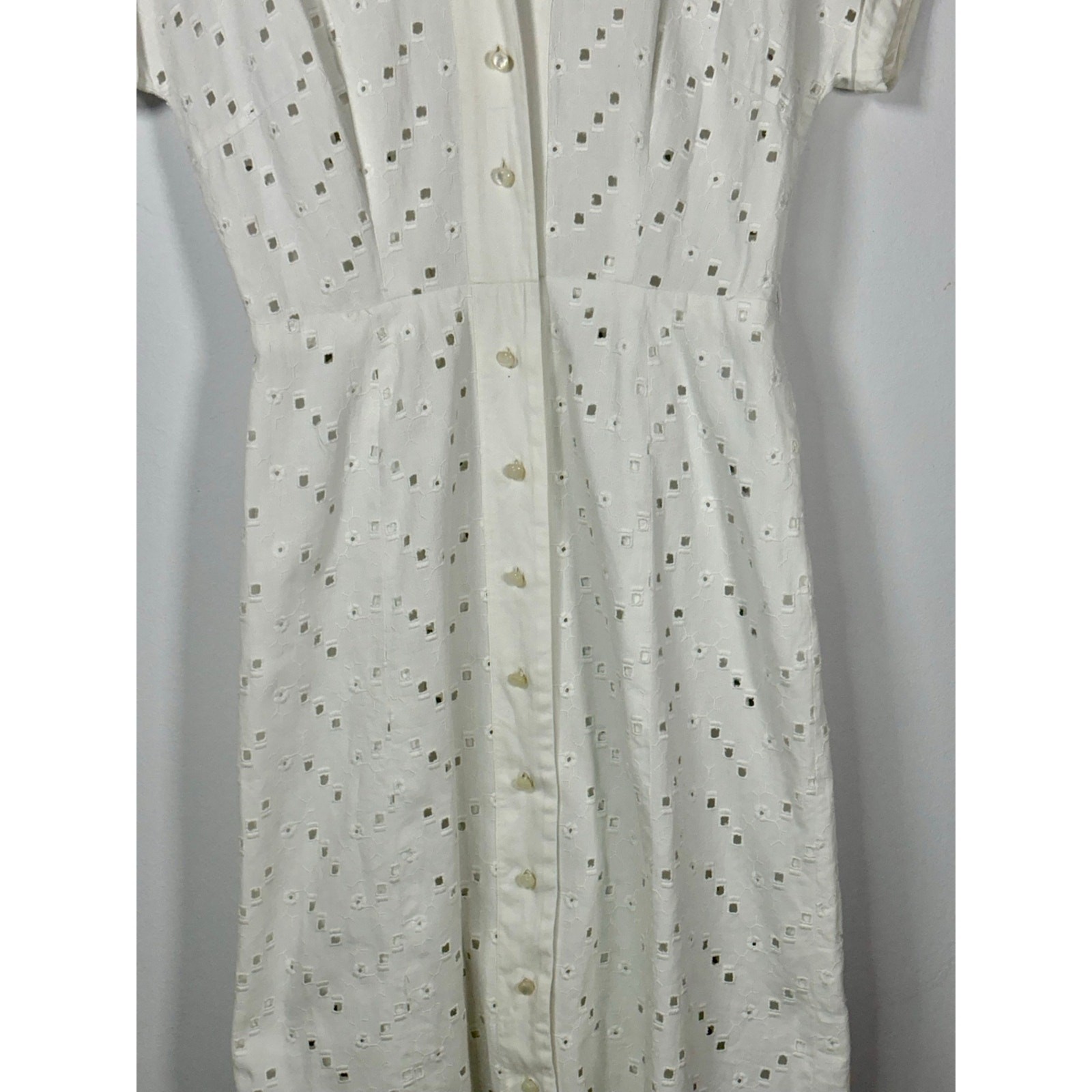 1940s 1950s White Cotton Eyelet Floral Embroidered Button Front Day Dress
