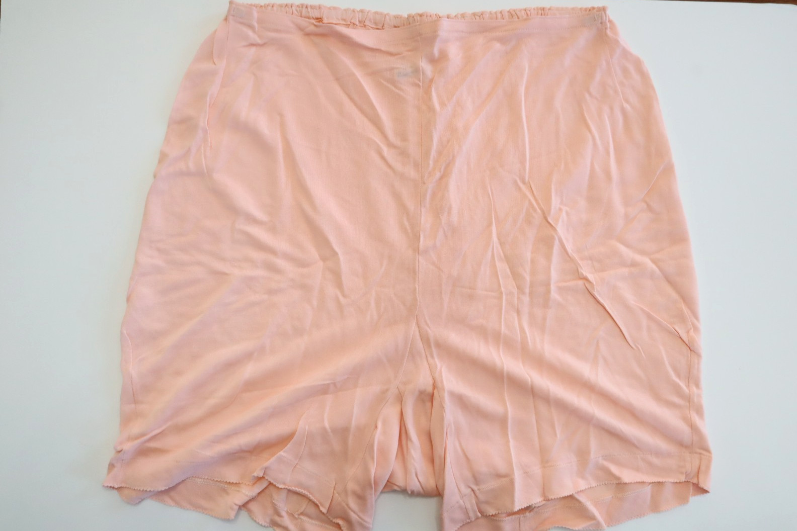 Vintage 1950s Tap Pants – Pale Pink Rayon Knit – Size Medium – 21&Prime; Long