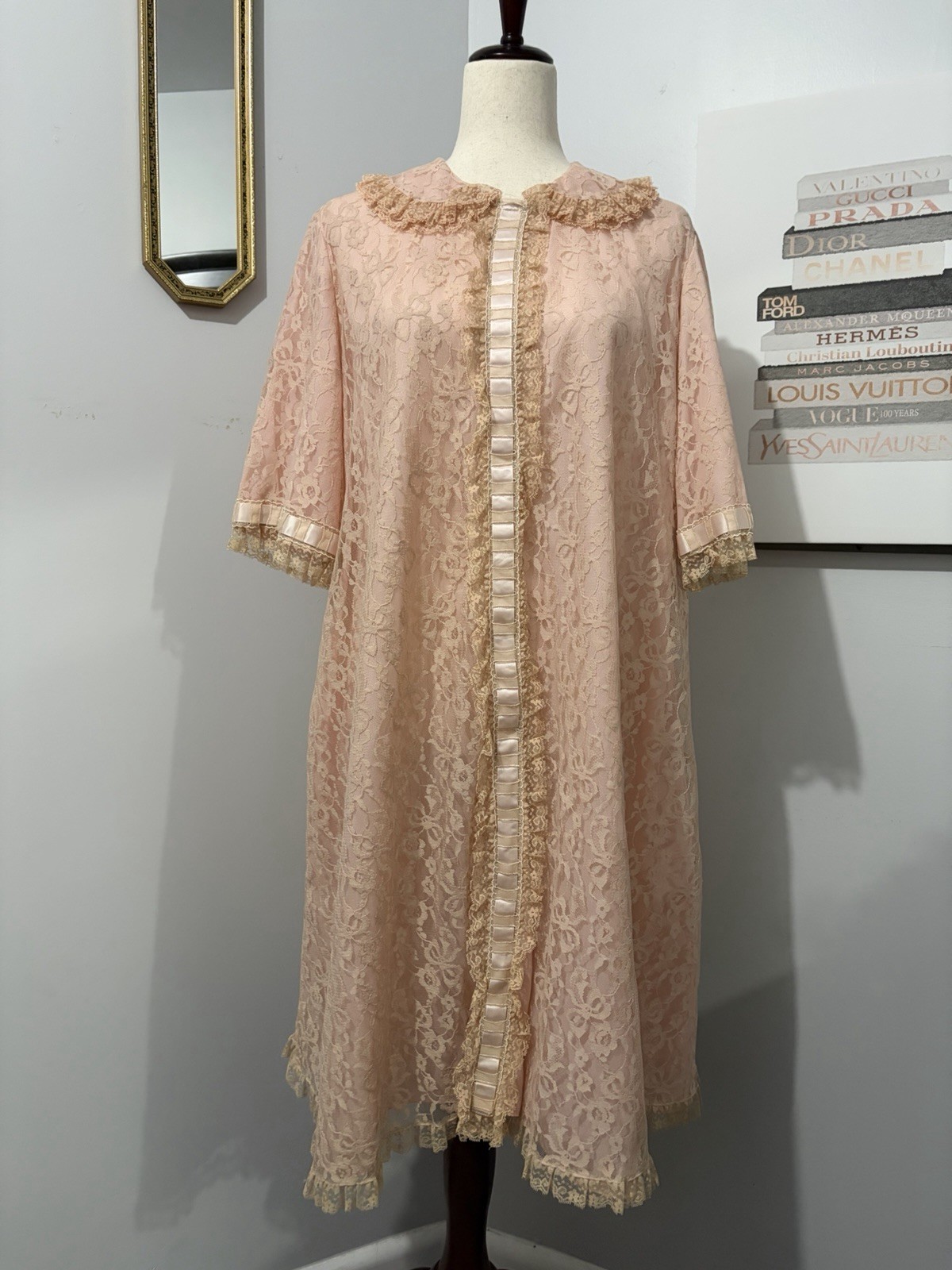 This is a vintage 1960s Odette Barsa robe, featuring tea rose pink lace.
