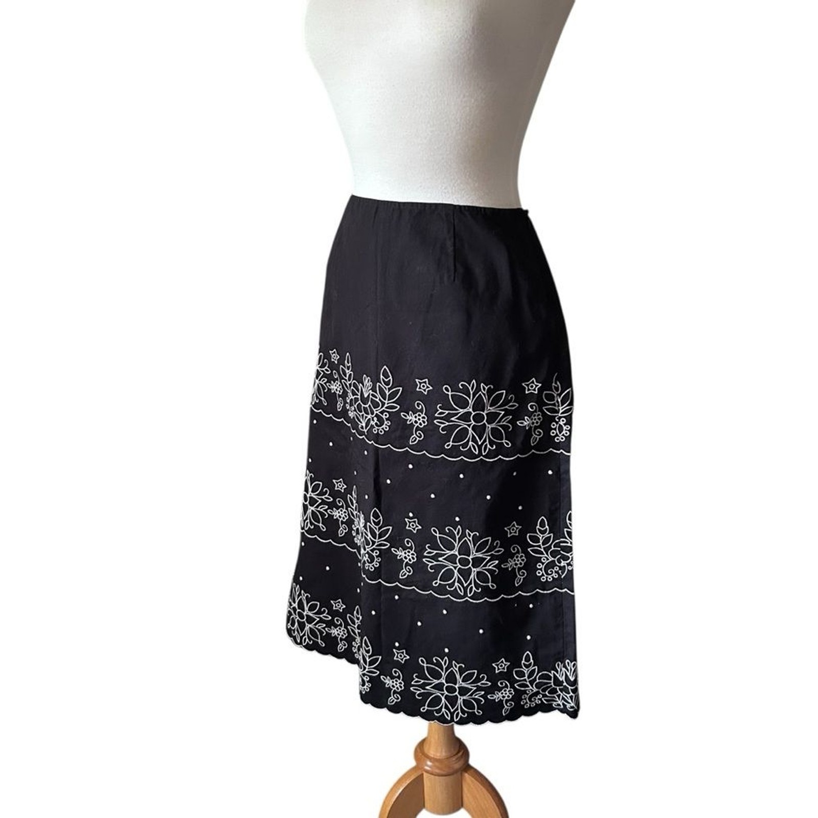 Harold’s Black White Embroidered Midi Skirt – Size 8