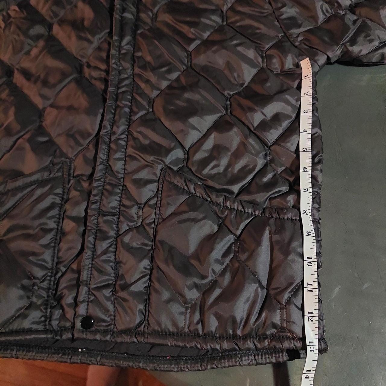 Vintage black puffer jacket with full metal zipper.