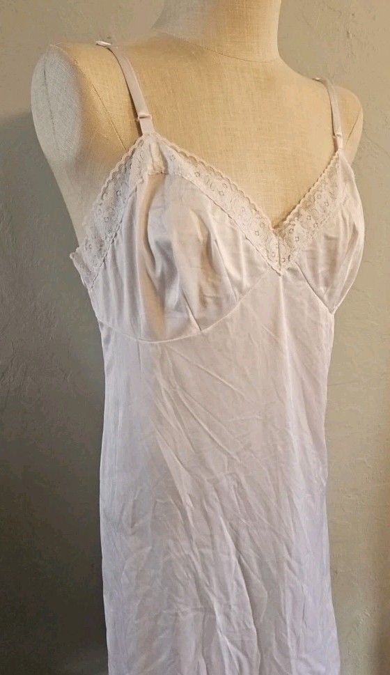 Vanity Fair Size 38 White Silky Soft Nylon Full Slip w/Lace