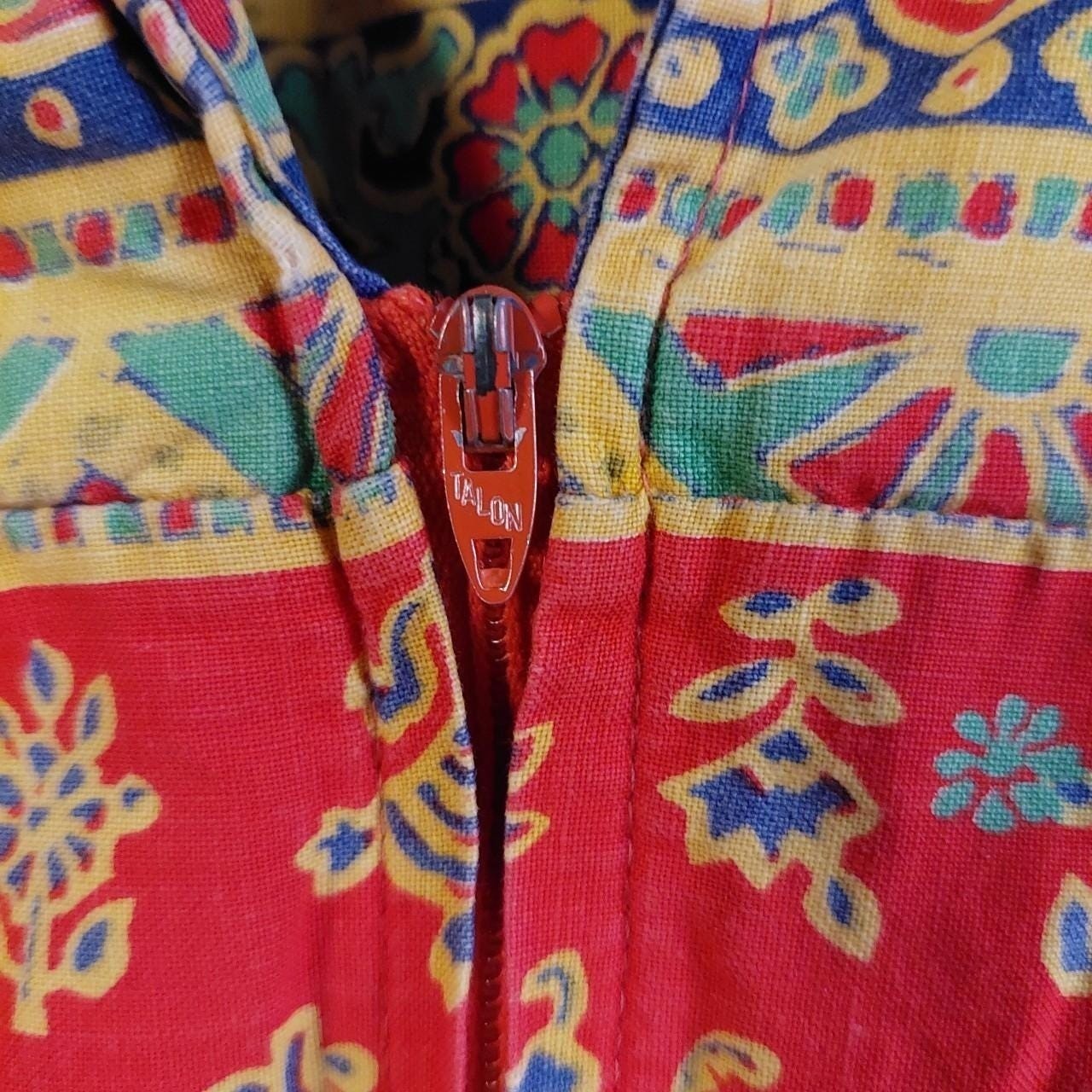 Vintage 1970s red and dark blue 3/4 zip paisley print Nieman Marcus Models Coat