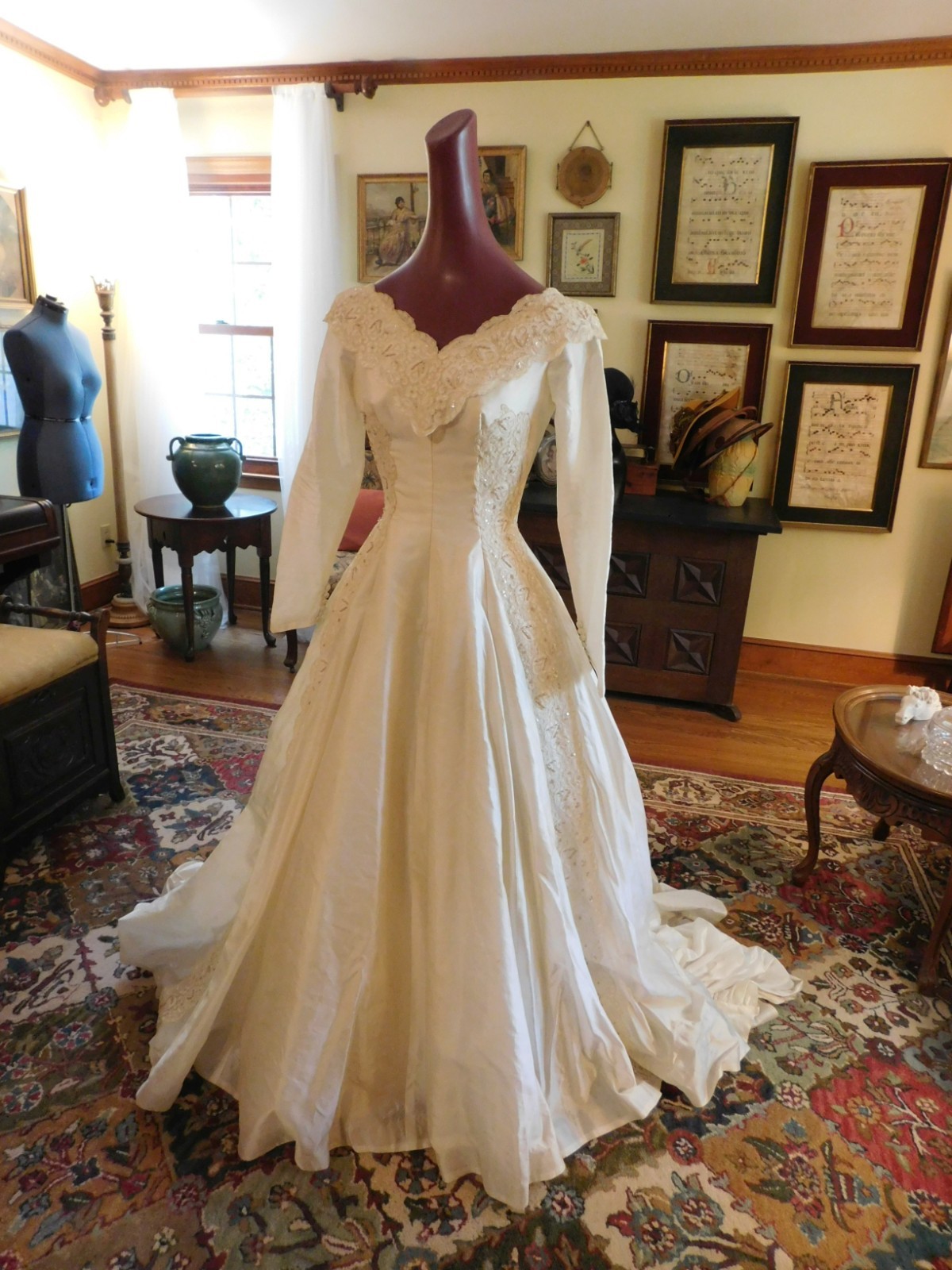 BEAUTIFUL GOWN 1940&rsquo;S LONG SLEEVE SILK FULL SKIRT & TRAIN LACE TRIM SZ 2-3