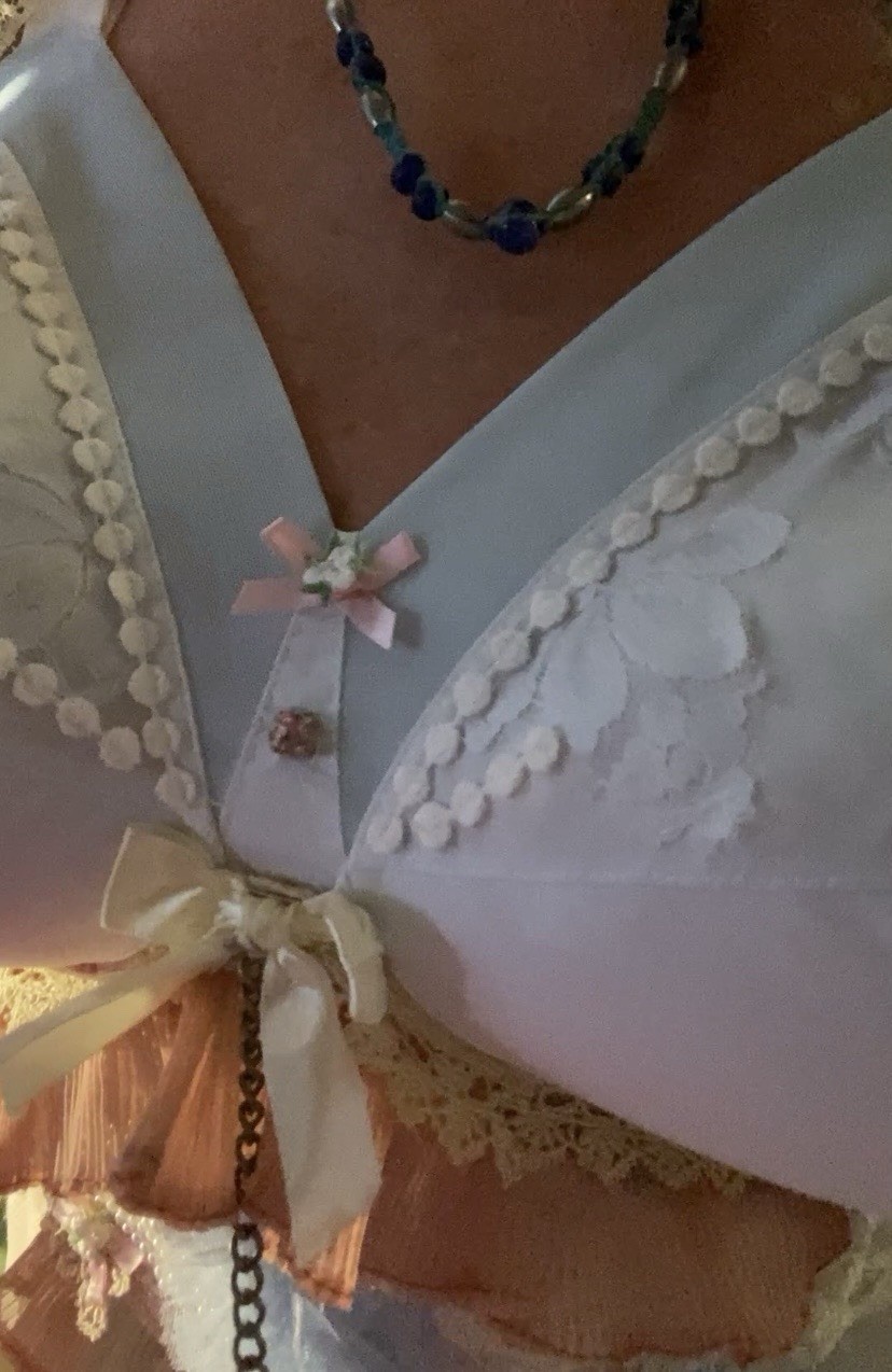 VTG BuLLeT BrA DoLLcORe AvAnT RhInEsToNeS PlEaTs LAcE ChAIn PearLS 46 48 E NWT