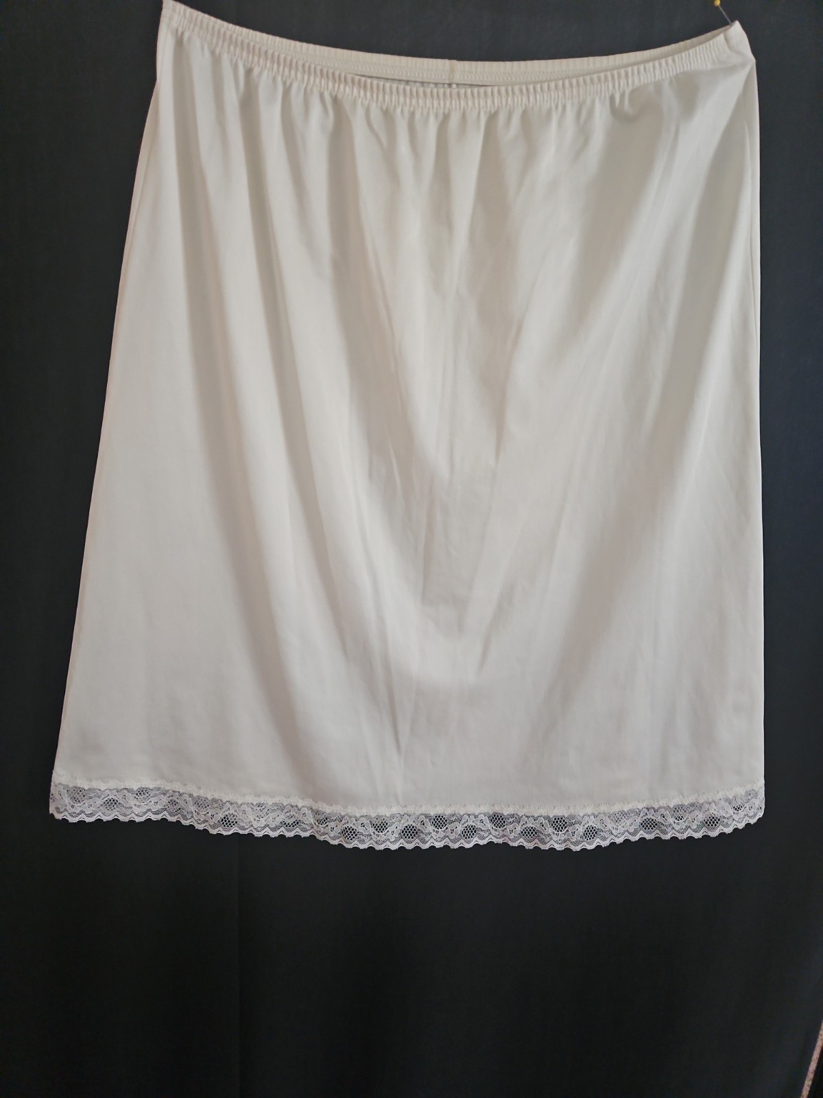 VINTAGE VANITY FAIR BEIGE SIZE SMALL HALF SLIP Ivory 22&Prime; Long Lace On Hem