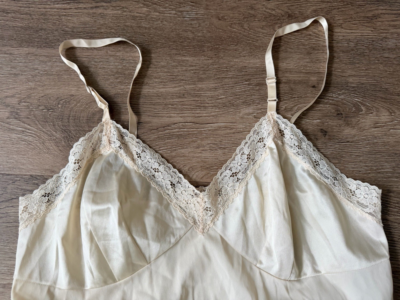 Vintage Vanity Fair Full Slip Dress Lingerie Womens 38 Nylon Lace Ivory