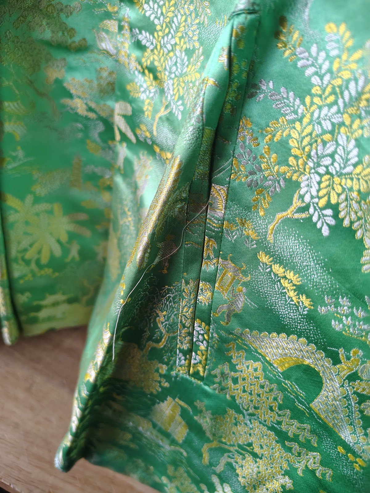 1950&rsquo;S LADIES GREEN SILK BROCADE JACKET AND MATCHING DRAWSTRING HANDBAG YOKOHAMA