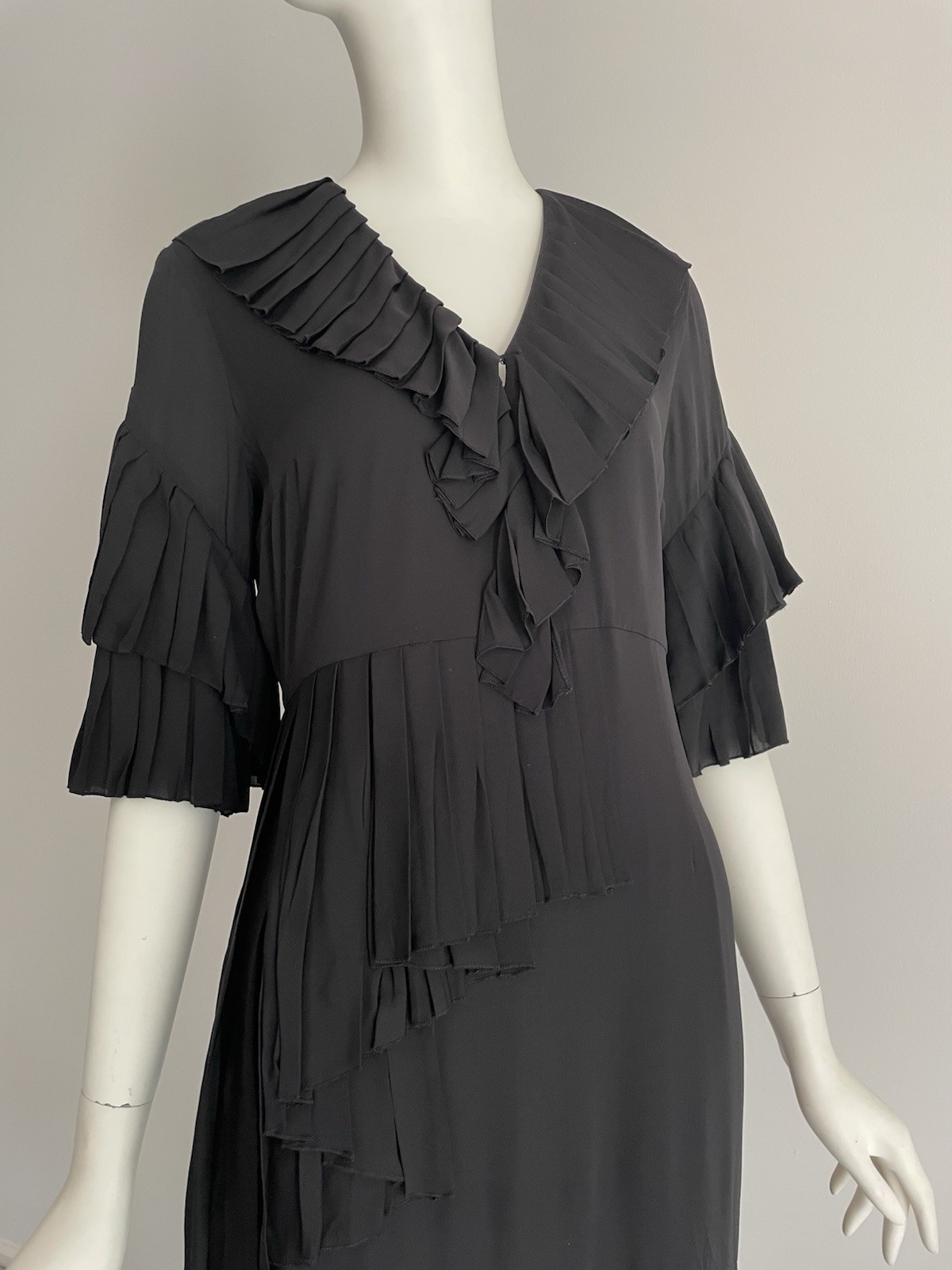 Gucci Fall 2015 Size 42 US 6 Black Silk Pleated Ruffled Dress V Neck Alessandro