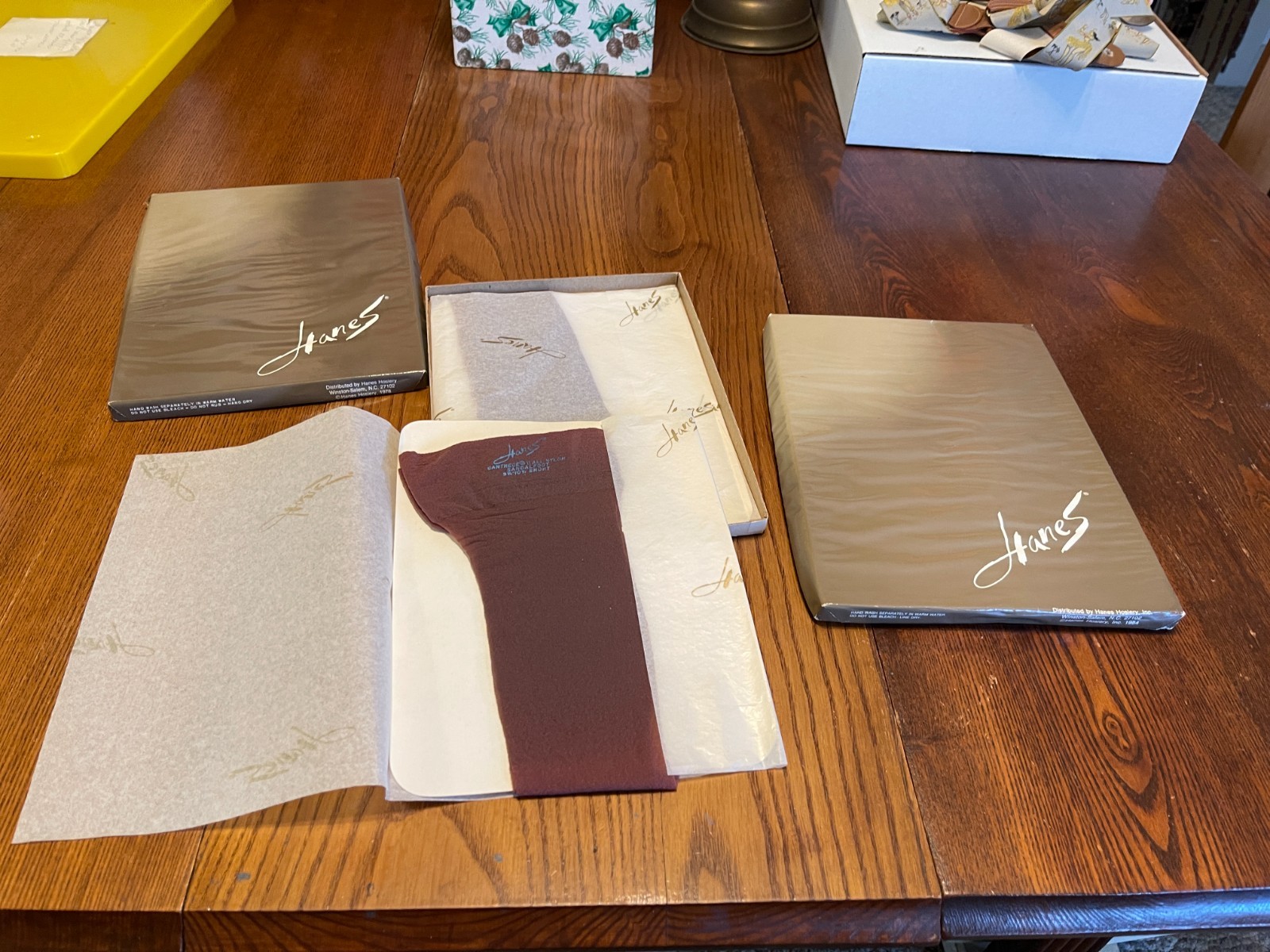 Hanes 9 1/2 – 10-1/2S 4 Pair Cantrece ll Sandlefoot Town Taupe Stocking VTG NOS