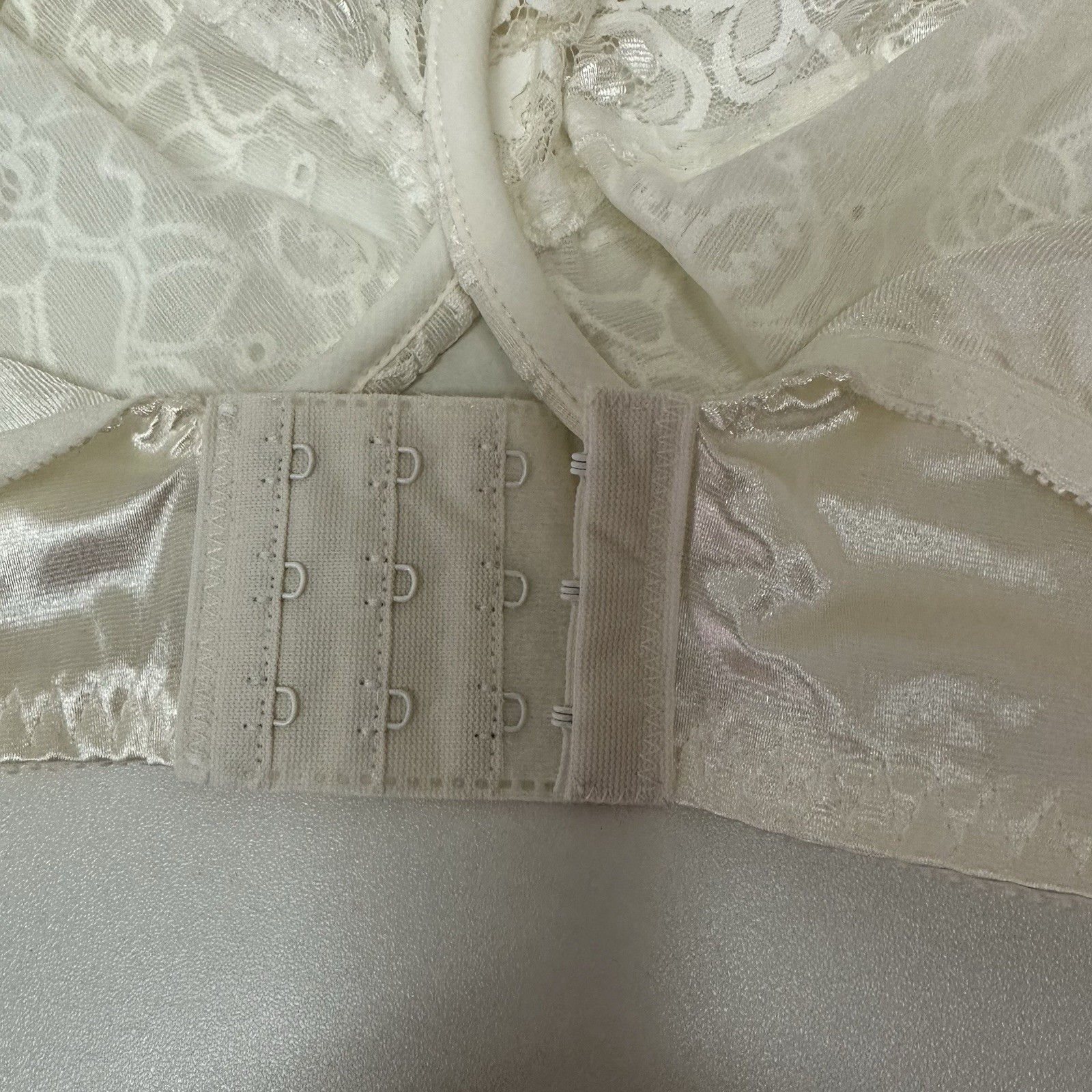 Vtg Olga Lacy Textures Bra 34DD Full Figure Underwire Lace Satin Beige 33580 NEW